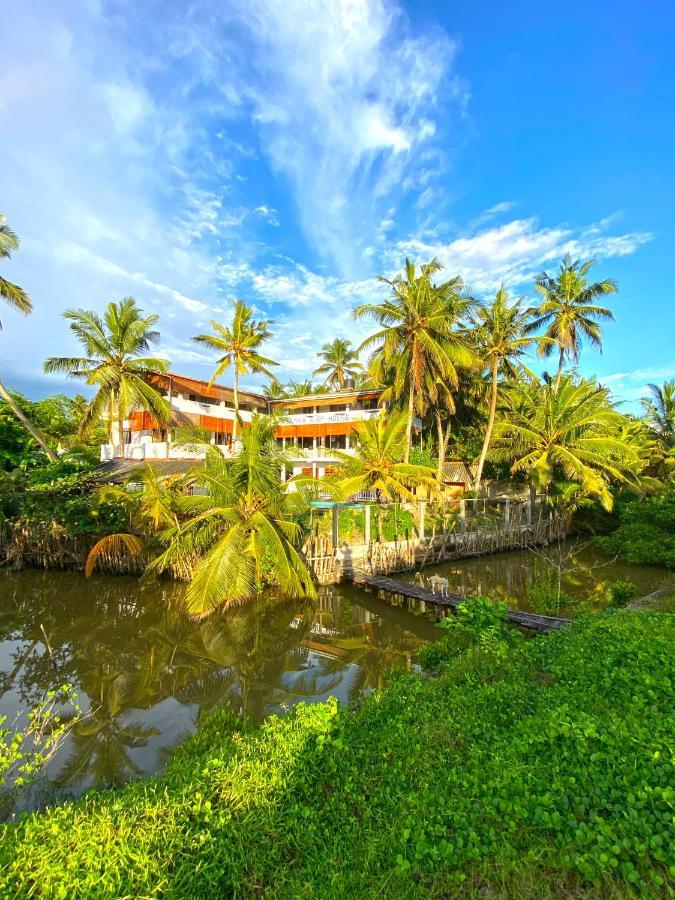 Asanka Surf House & Resturant Bed & Breakfast Midigama East Exterior photo