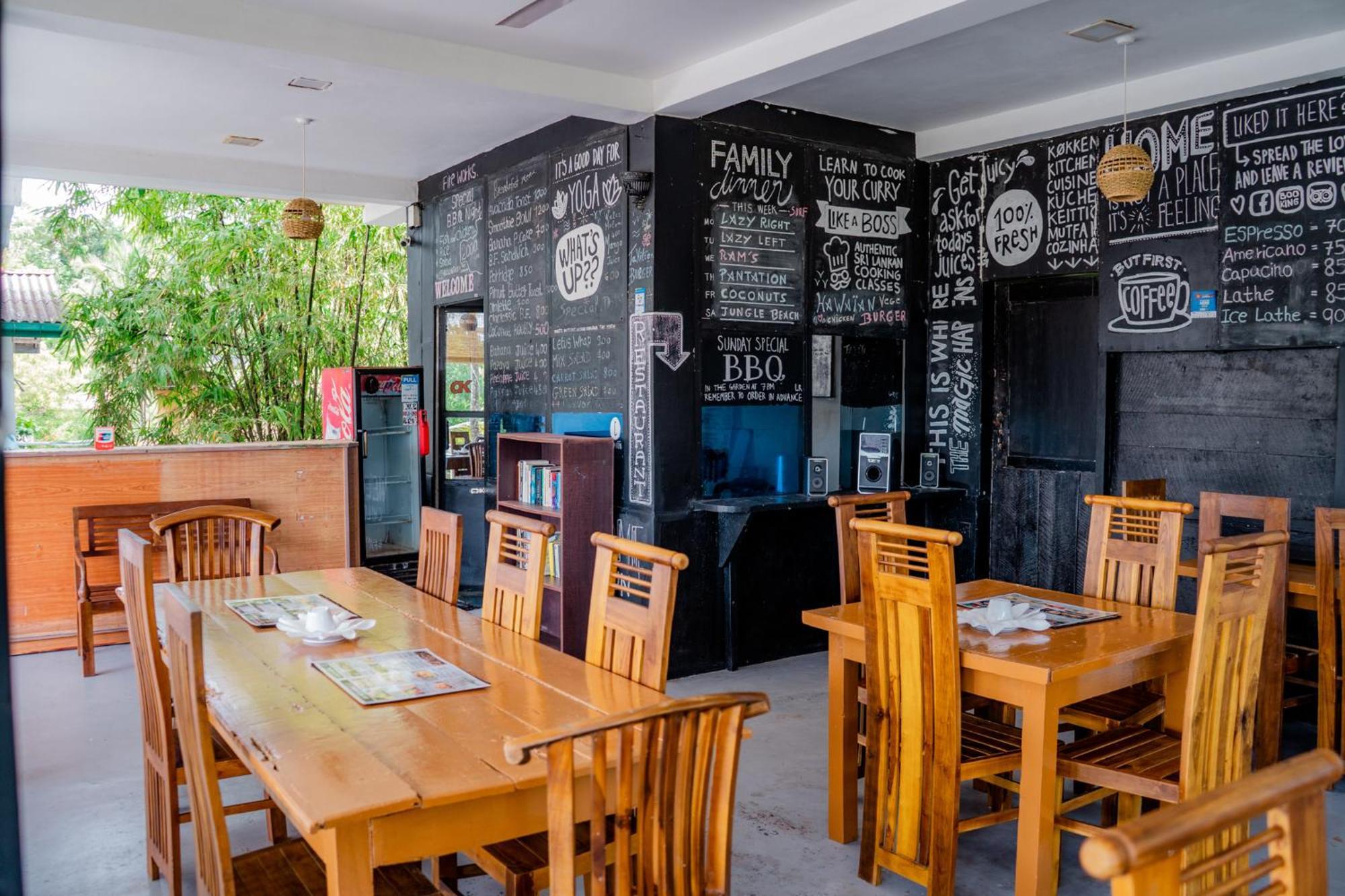 Asanka Surf House & Resturant Bed & Breakfast Midigama East Exterior photo