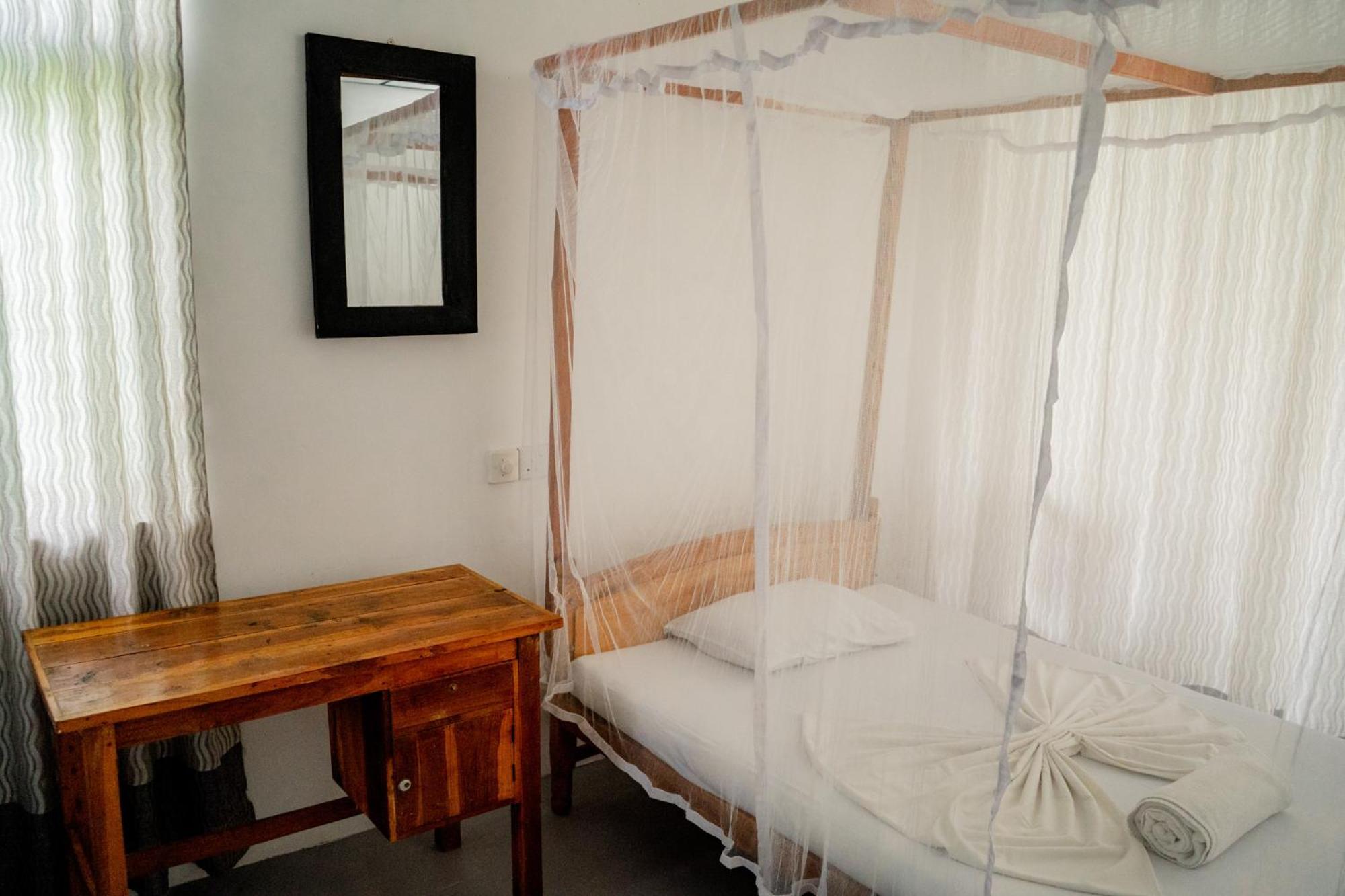 Asanka Surf House & Resturant Bed & Breakfast Midigama East Exterior photo