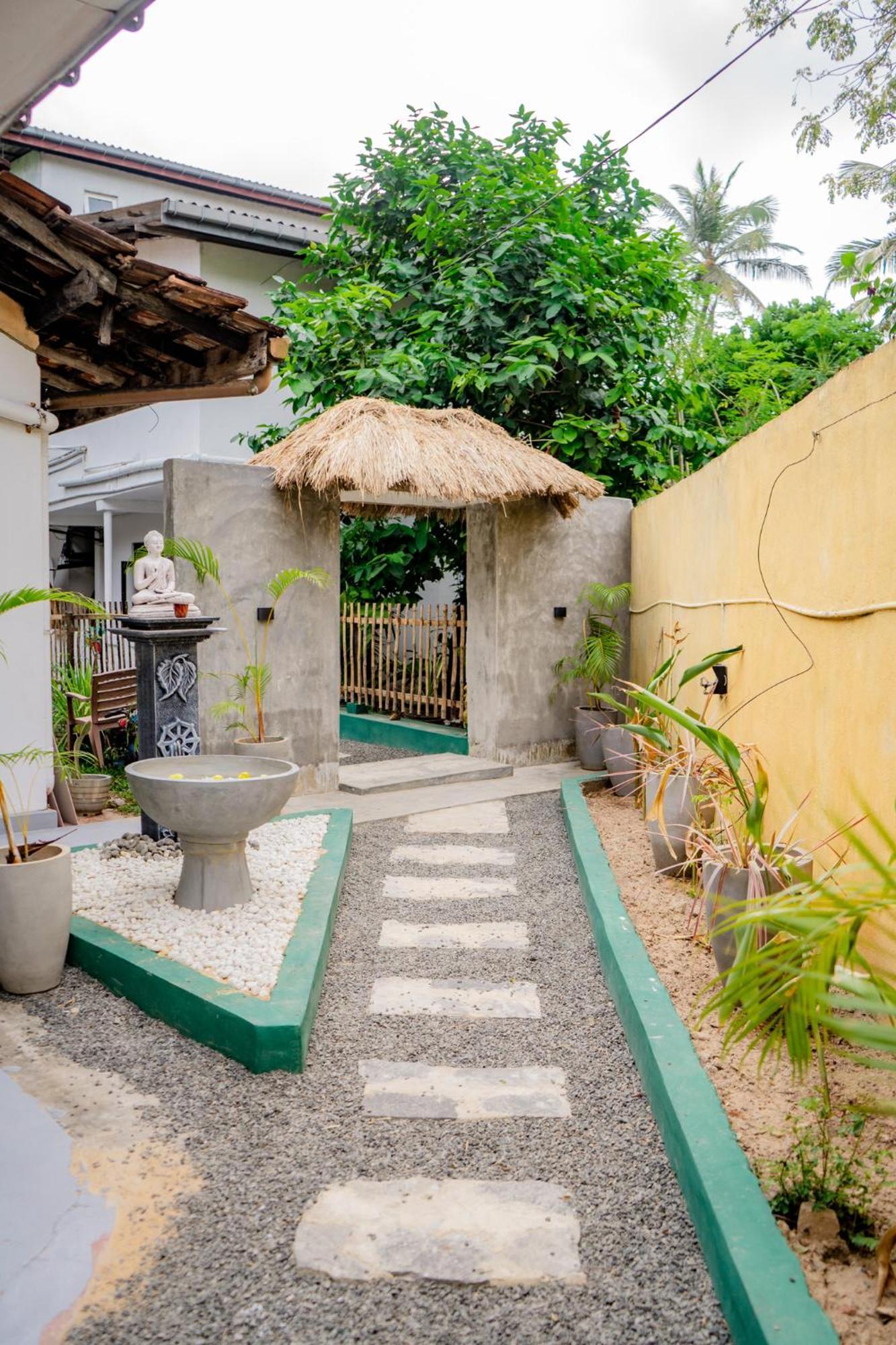 Asanka Surf House & Resturant Bed & Breakfast Midigama East Exterior photo