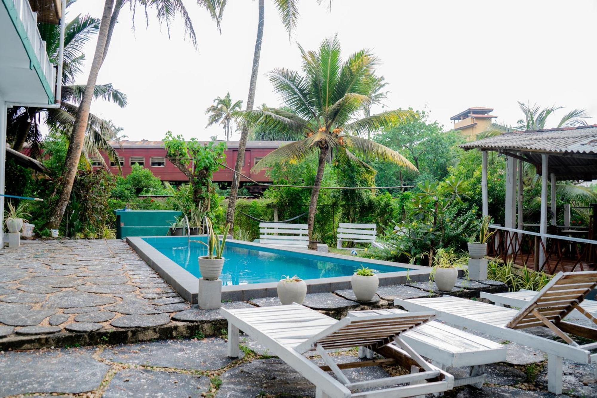 Asanka Surf House & Resturant Bed & Breakfast Midigama East Exterior photo
