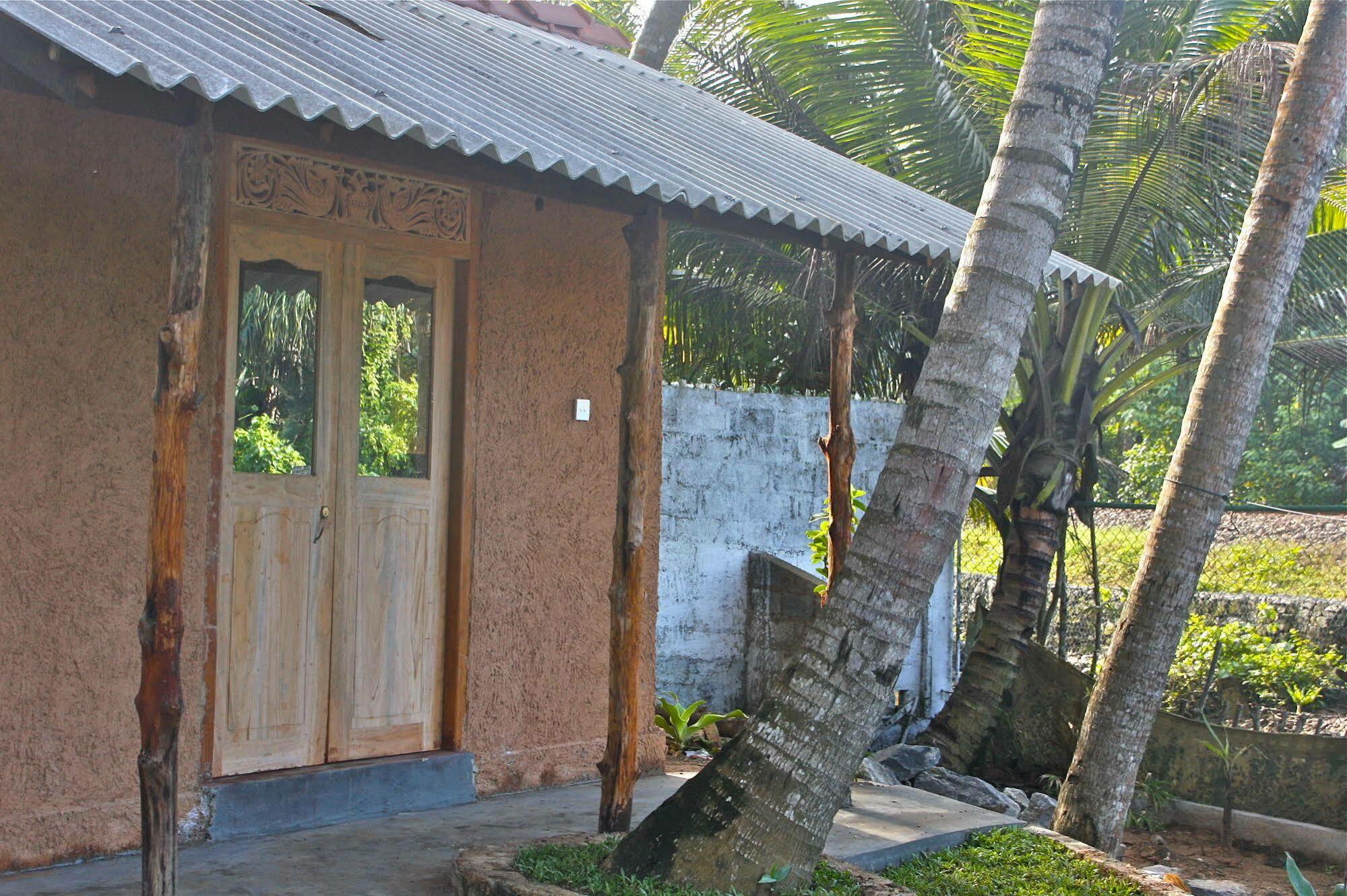 Asanka Surf House & Resturant Bed & Breakfast Midigama East Exterior photo